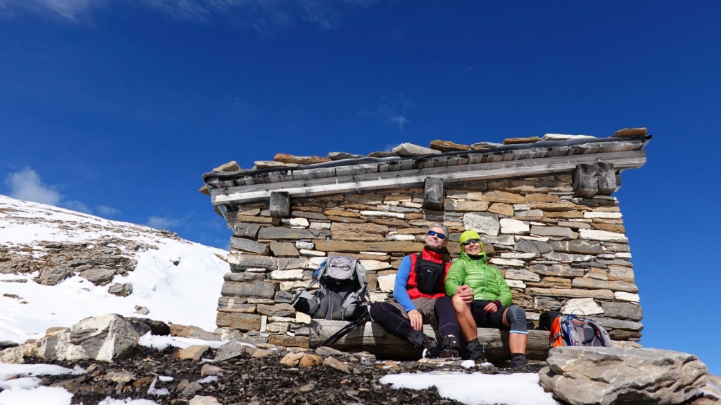 Stefano et Marie-Catherine assis sur le banc de Reetihitta, près du lac de Bachsee, à Grindelwald.