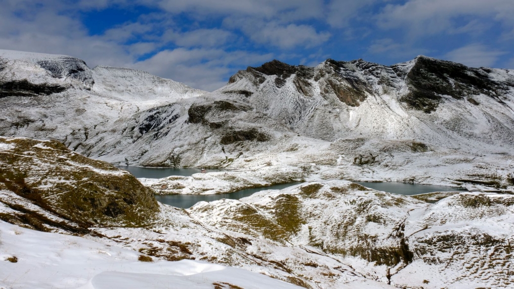 Vue sur le Bachsee depuis le sentier qui mène à Fernandeshitta, un refuge de montagne à Grindelwald.