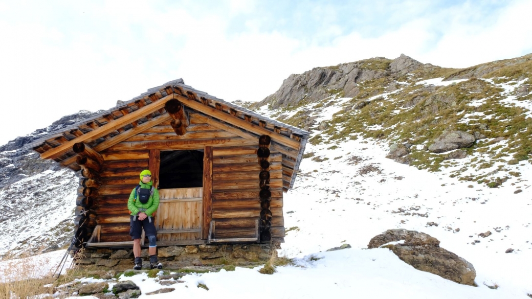 Marie-Catherine pose devant Fernandeshitta, un refuge de montagne à Grindelwald.