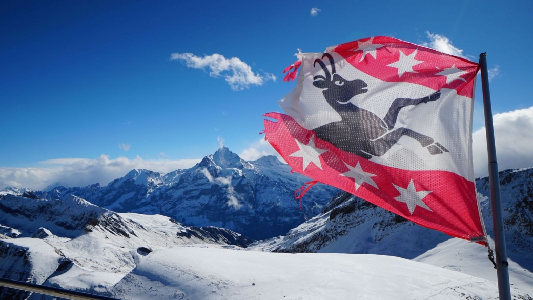 Photo du drapeau de la commune de Grindelwald, prise depuis le sommet du Faulhorn.
