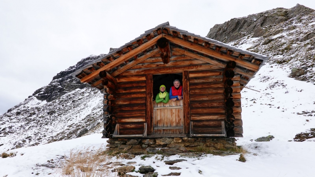 Stefano et Marie-Catherine à l'intérieur de Fernandeshitta, un refuge de montagne à Grindelwald.