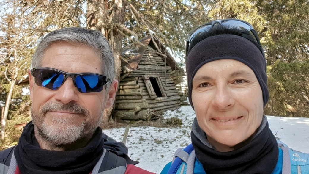 Stefano et Marie-Catherine devant La Soldanelle, une cabane en rondins abandonnée.