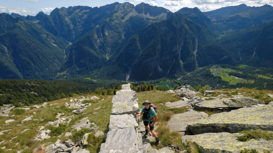 Marie-Catherine à côté du mur du Bombögn, sur les hauteurs de Campo Vallemaggia.