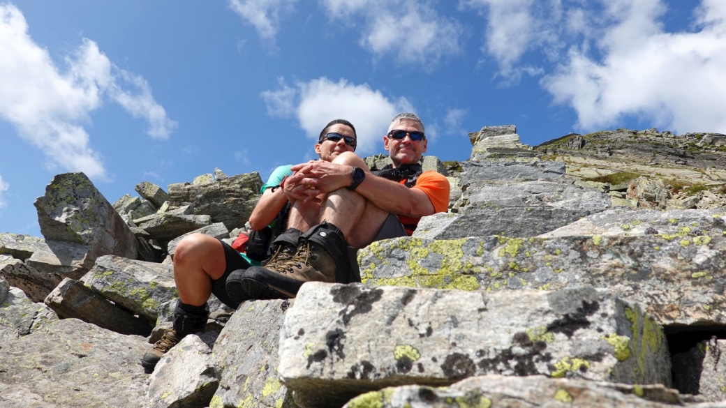 Stefano et Marie-Catherine assis à côté du mur du Bombögn, sur les hauteurs de Campo Vallemaggia.