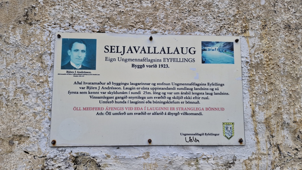 Panneau décrivant l'histoire du bassin de Seljavallalaug, construit en 1922-1923.
