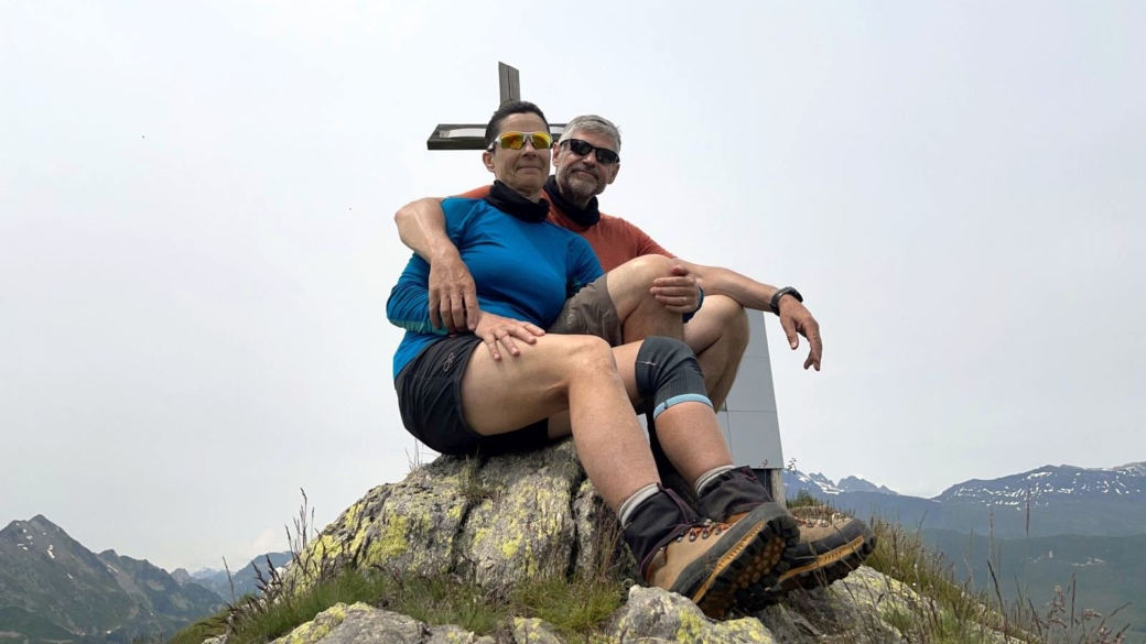 Stefano et Marie-Catherine devant le refuge Nido d'Aquila.