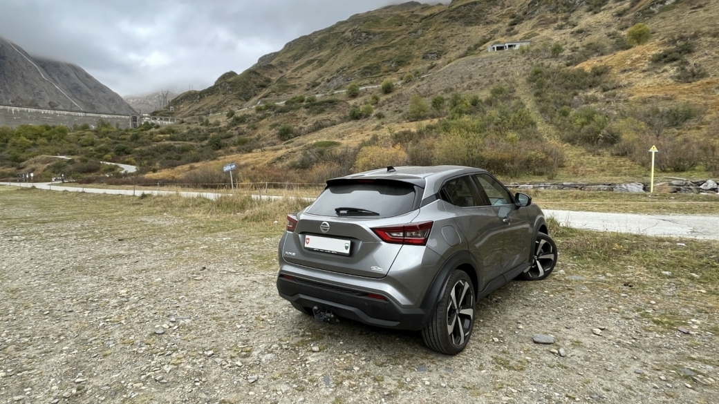 Notre voiture pratiquement seule sur le parking de la Diga di Morasco.