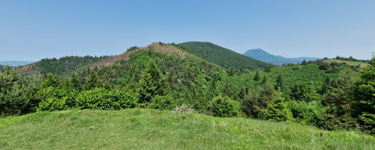 Le puy de Lassolas et le puy de la Vache