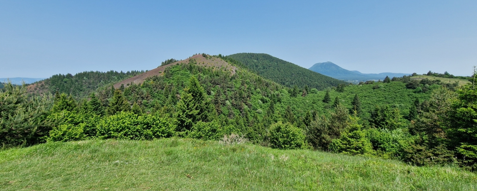 Le puy de Lassolas et le puy de la Vache