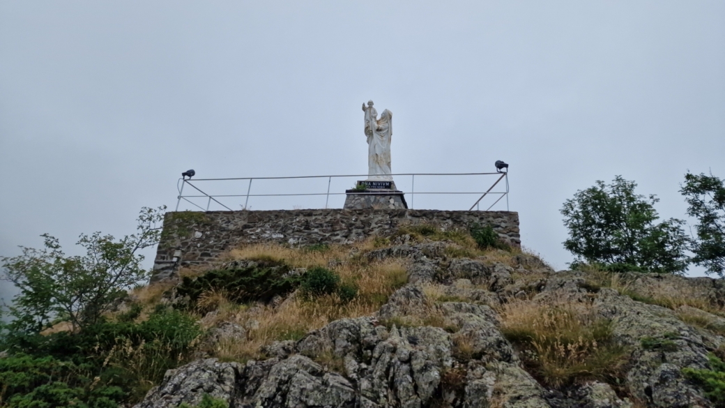 Statue dédiée à Notre-Dame des Neiges sur le Turon de Hole, au-dessus de la vallée de Gavarnie.