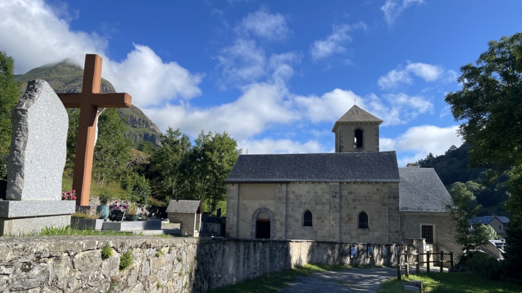 Église de Notre-Dame du Bon Port à Gavarnie, ancienne chapelle d'un hospice établi là au 12e siècle.